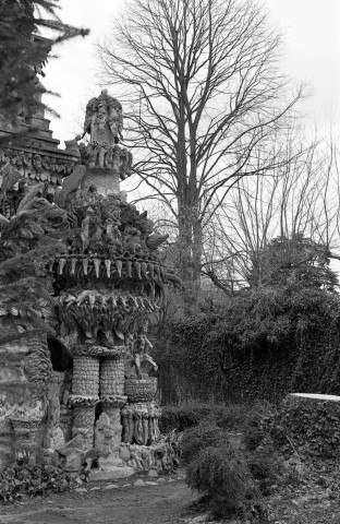 Hauterives.- Reportage sur le palais idéal du Facteur Cheval.