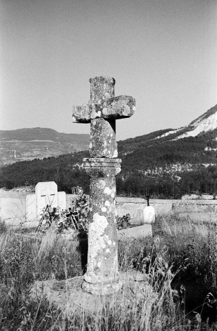 Vers-sur-Méouge. - Croix dans le cimetière.
