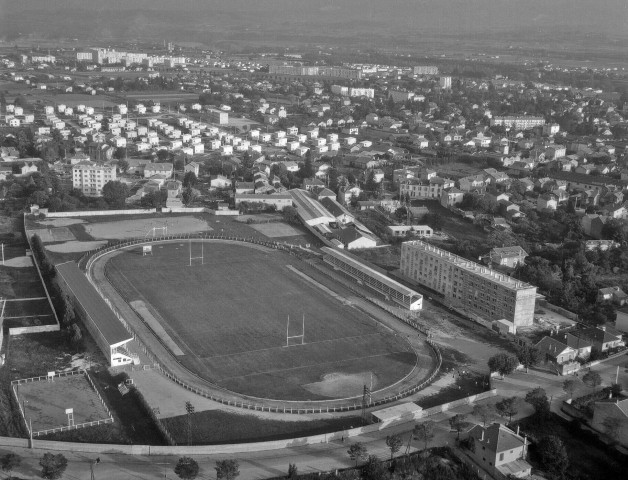 Romans-sur-Isère.- Vue aérienne du terrain de rugby et d'une partie de la ville.