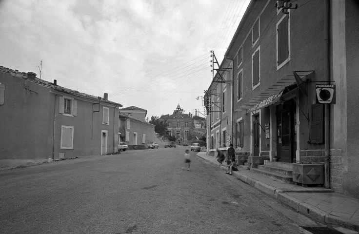 Montségur-sur-Lauzon. - Au fond la mairie.