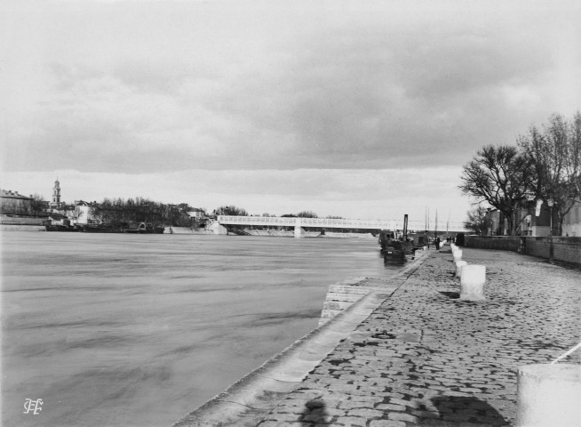 Arles (Bouches-du-Rhône). - Quais du Rhône.
