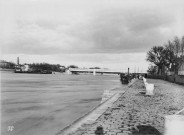 Arles (Bouches-du-Rhône). - Quais du Rhône.