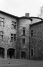 Saint-Vallier. - L'angle nord-est côté cour du château.