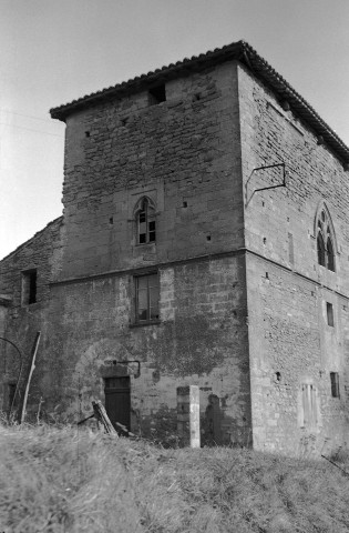 Bathernay.- Le château devenu le presbytère.