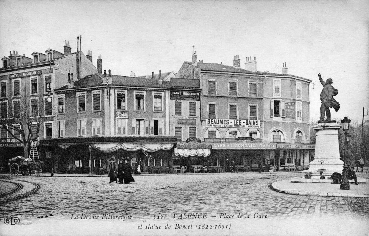 La place de la gare et le monument de Désiré Bancel.