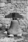 Lemps.- La cloche de l'église Saint-Pierre, à terre.