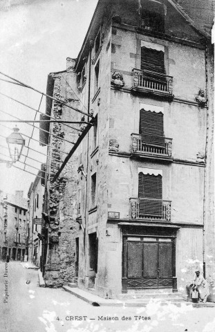 La maison de la Tour du Pin dite maison des Têtes, 14 rue de la République.