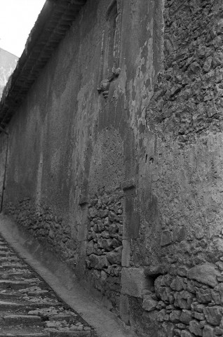 Montbrun-les-Bains. - L'ancienne porte bouchée de la face nord de l'église Notre-Dame.