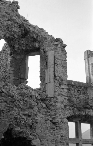 Montbrun-les-Bains.- Vue de l'ntérieur de la façade sud du château, avant les travaux.