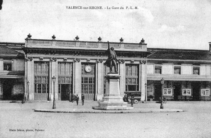 La statue de Désiré Bancel (1897) devant la gare.