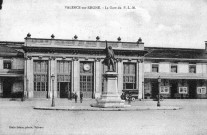 La statue de Désiré Bancel (1897) devant la gare.