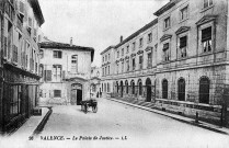 Valence.- Le Tribunal de justice, à gauche la Chambre de commerce créée en 1879, bâtiment détruit en 1923.