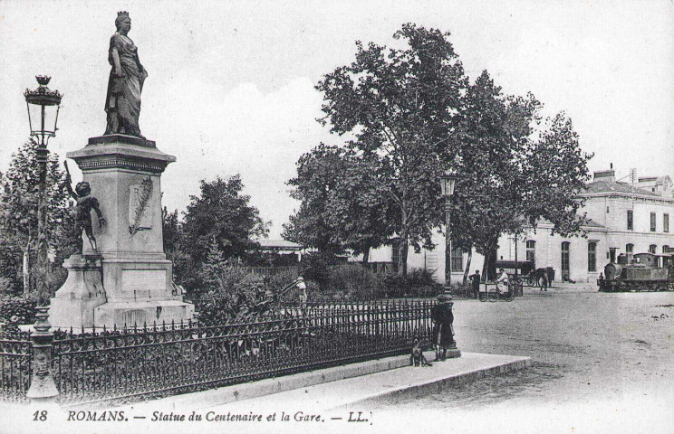 Le monument des États Généraux et la gare.