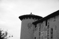 1/Manthes. - La tour est des bâtiments de l'ancien prieuré.