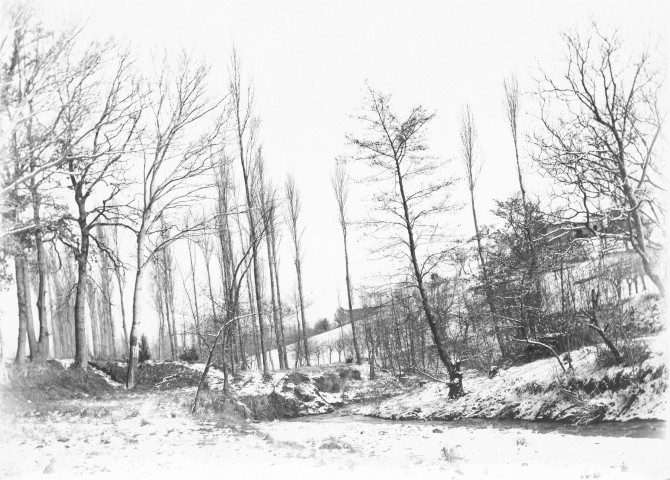 Charols, château de Salettes. - Vue depuis le ruisseau.