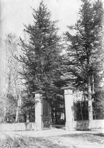 Charols, château de Salettes. - Le portail.