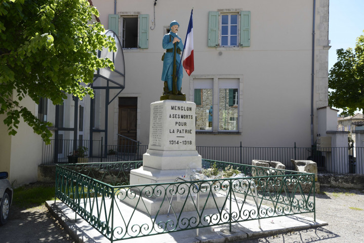 Menglon.- Le monument aux morts.