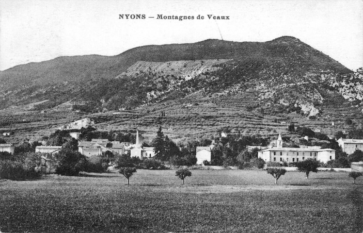 A droite le clocher de l'ancienne église du couvent des Récollets.