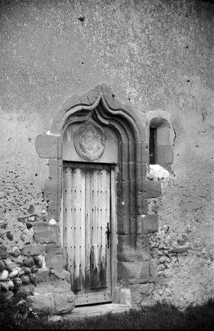 Manthes. - Porte en façade sud sur cour des bâtiments de l'ancien prieuré.