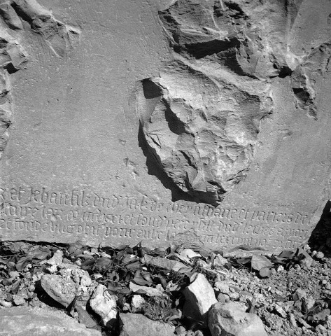 Piégros-La Clastre.- La pierre tombale des Jony seigneurs de Piègros, se trouvait dans le mur de la chapelle Saint-Jean-l'Évangéliste.