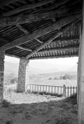 Vers-sur-Méouge. - Le porche de la chapelle Saint-Côme et Saint-Damien.