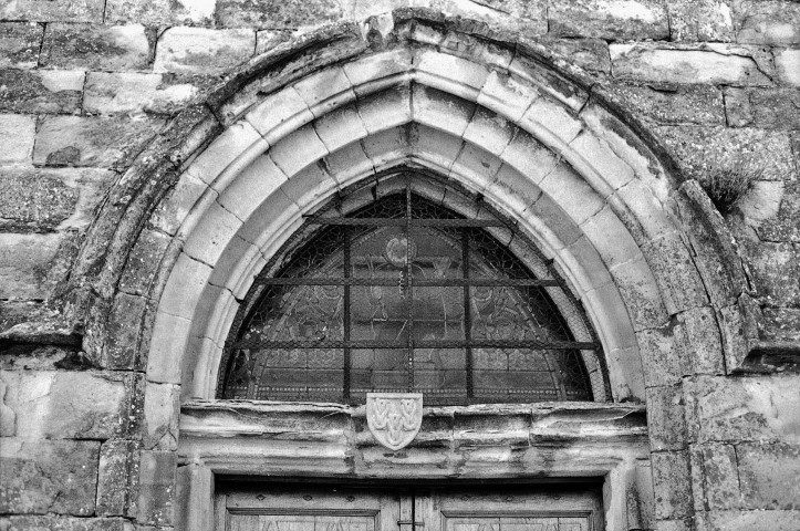 Claveyson. - L'arc du porche de l'ancien prieuré de Saint-Andéol.