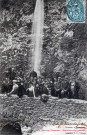 Groupe de touristes devant la cascade la Grande Pissoire.