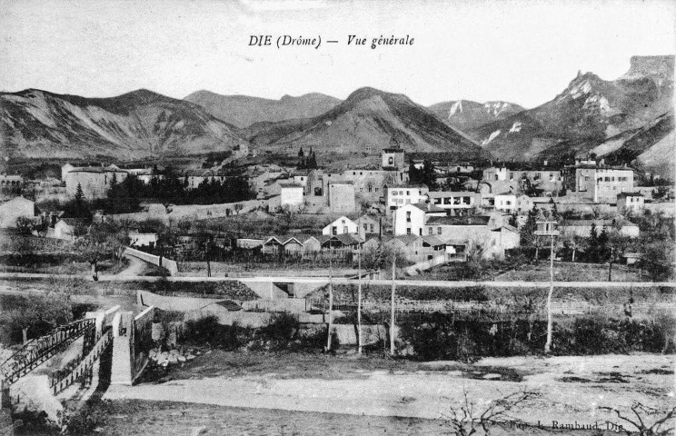 La passerelle du pont Rompu et la ville.