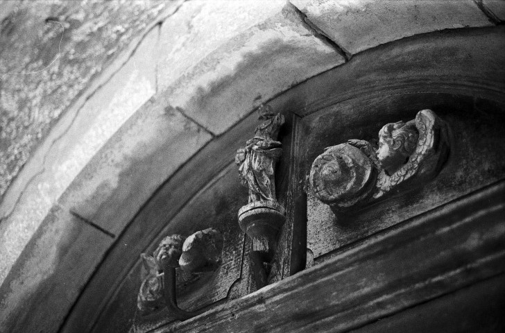 La Roche-sur-le-Buis.- Détail du porche de l'église Saint-Christophe.