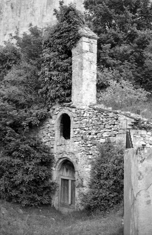 Omblèze. - La chapelle Sainte-Madeleine du hameau d'Ansage, avant les travaux de dégagement.