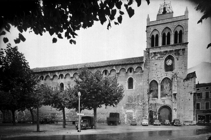 Die. - La cathédrale Notre Dame construite au XIe siècle, restaurée en 1673.