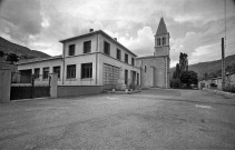 Bouvières. - L'église Saint Antoine, le monument aux morts