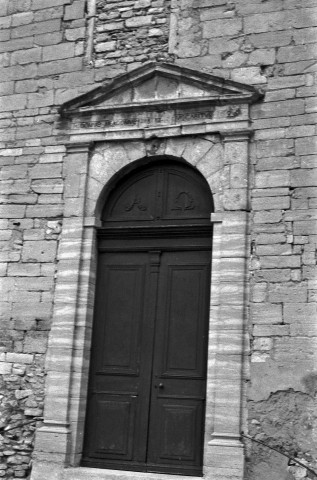 Taulignan.- Porche en façade sud de l'église Saint-Vincent.