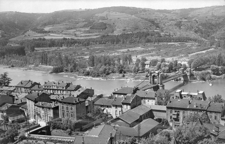 Saint-Vallier-sur-Rhône.- Vue aérienne du pont suspendu sur le Rhône reliant la ville et Sarras (Ardèche).