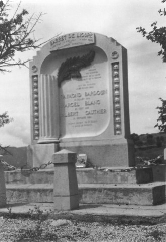94. Brigade de Montbrun-les-Bains. Nature de la commémoration : monument. Lieu : Barret-de-Lioure, en bordure de la route nationale n°542. Nombre de victimes, fusillées : 3. Circonstances : réfractaires au STO.