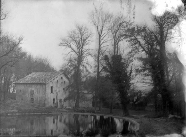 Bassin devant une maison.