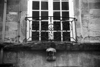 Crest.- Détails de la façade sur rue de l'ancienne école maternelle.