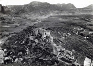 Soyans.- Vue aérienne des vestiges du château et de l'église.