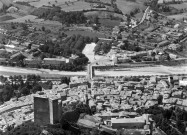 Vue aérienne de la ville, la Tour et la Drôme.