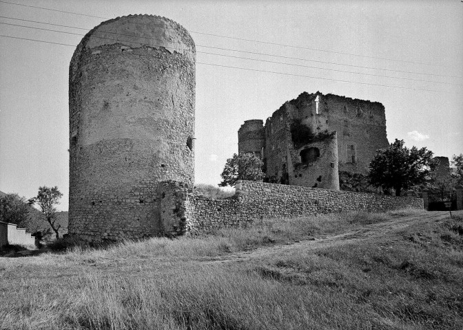 Montbrun-les-Bains. - Le château dominant le village