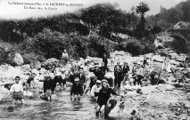 Saint-Laurent-en-Royans. - Les enfants de la colonie Jeanne d'Arc jouant dans le ruisseau le Cholet.