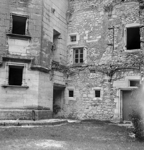 Puygiron. - Cour intérieure du château.