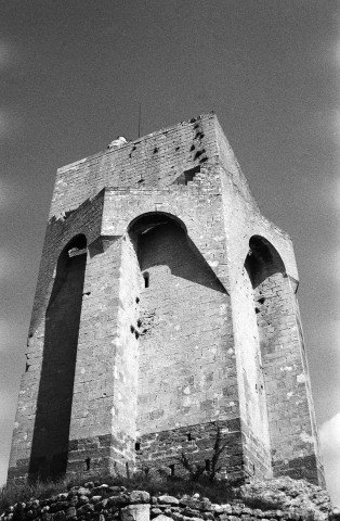 Clansayes. - La façade sud de la tour.