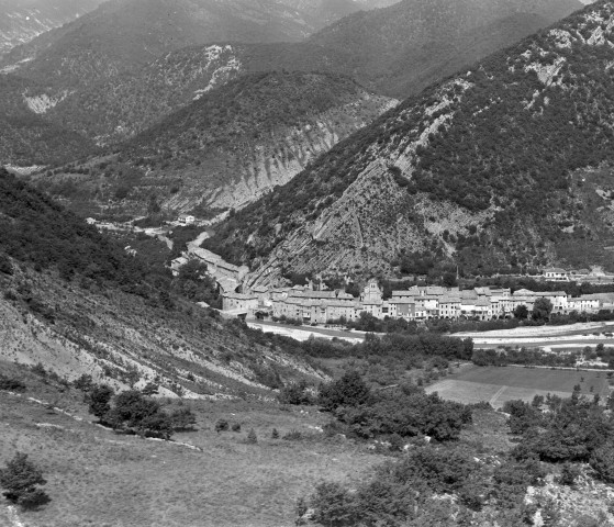 Vue aérienne du village au bord de l'Eygues.