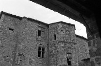 Épinouze.- Façade sur cour de l'ancienne Commanderie de Lachal.