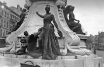 Valence.- Démolition du monument d'Émile Augier, place de la République en janvier 1942.