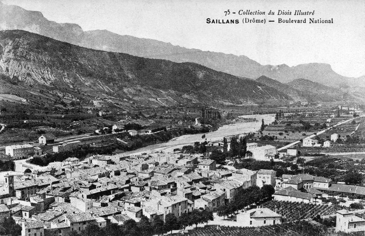 Saillans.- Vue générale de la ville au bord de la Drôme.