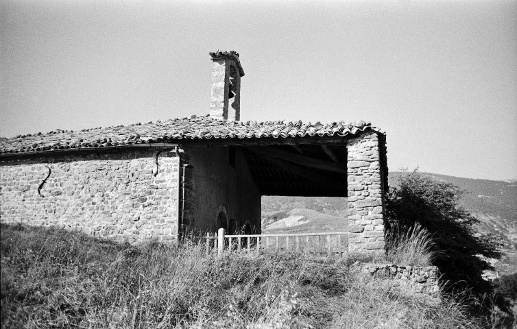 Vers-sur-Méouge. - Le porche de la chapelle Saint-Côme et Saint-Damien.