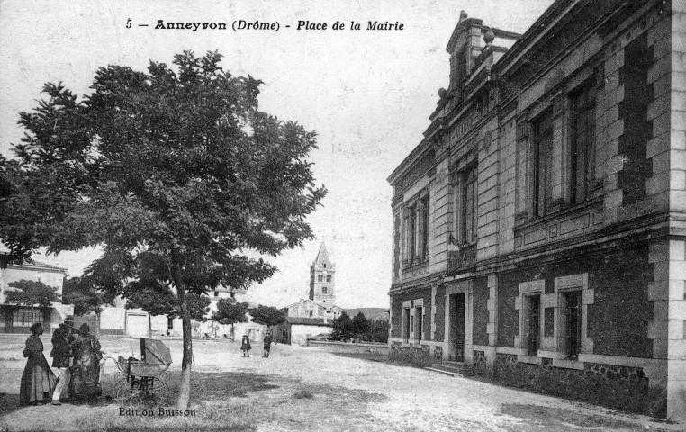 La mairie, l'actuelle place Camille Gervais.