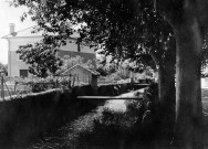 Donzère.- Ruisseau traversant le village.